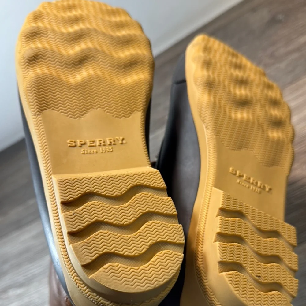 Sperry Boots kids size 4 (s41)